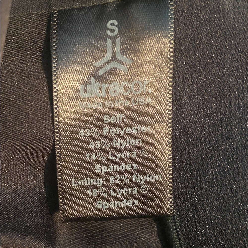 Ultracor workout top size small black with design . Front and back - Picture 5 of 5